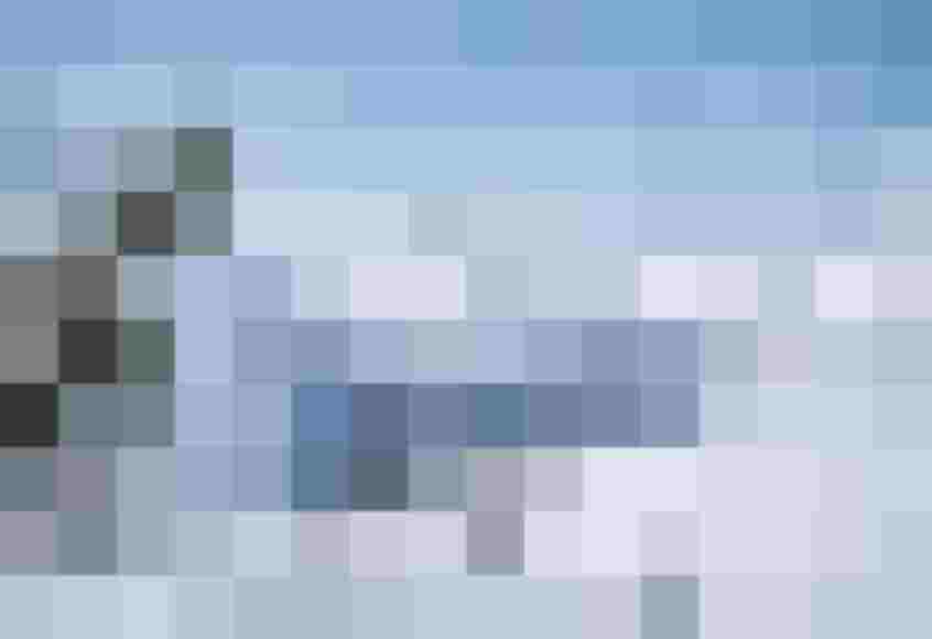 Skifahrer und snowboarder im schneebedeckten Gelände von St. Anton am Arlberg.