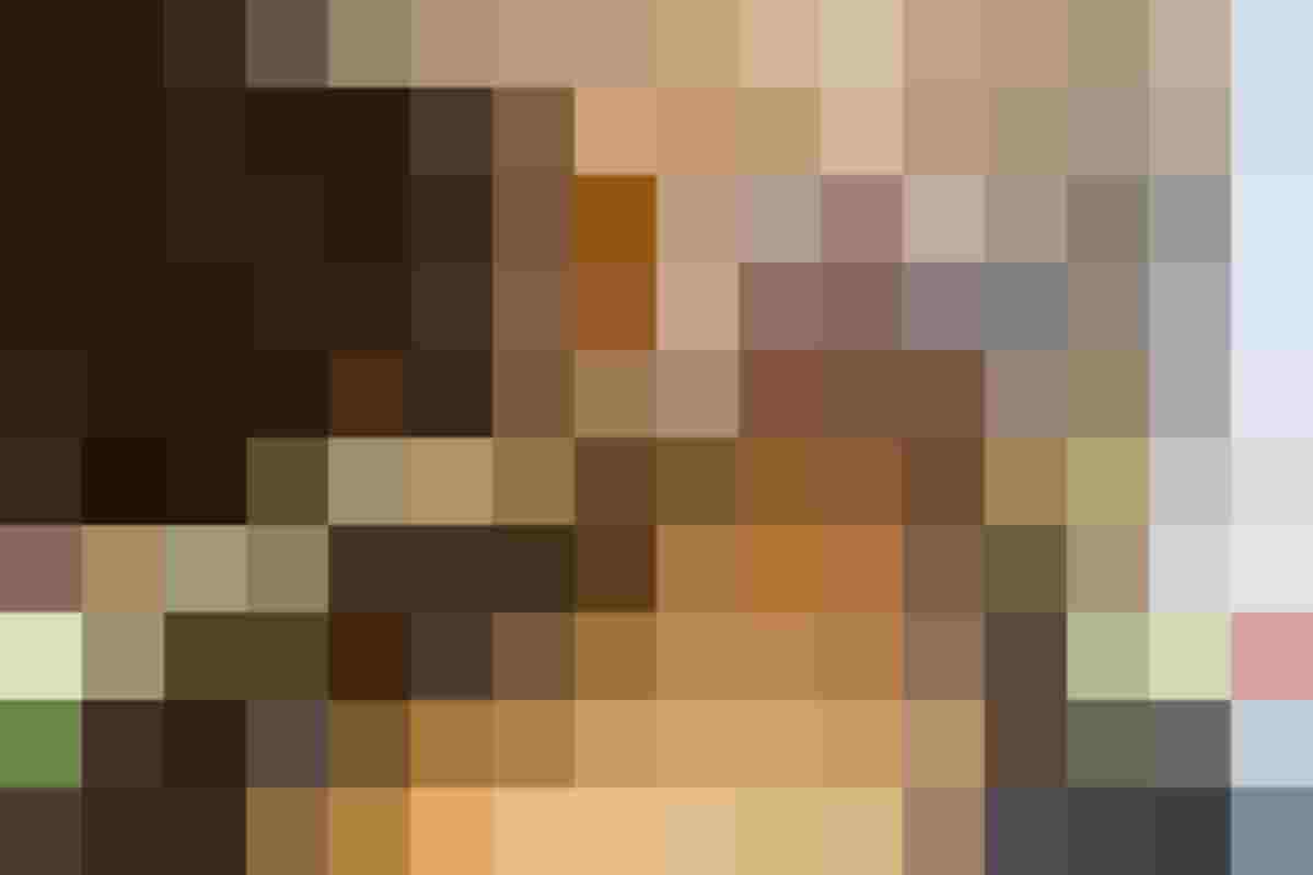 Moderne Frühstücksraum mit stilvollen Tischen, Stühlen und frischen Blumen im Hotel Garni Alpenland.