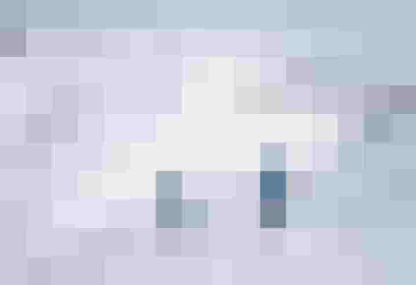 Zwei Langläufer auf schneebedeckter Piste in den Bergen von St. Anton am Arlberg.