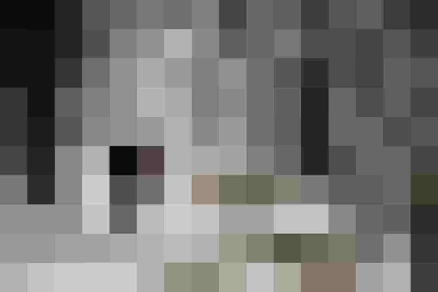 Paar mit Hund spaziert durch verschneiten Wald in St. Anton am Arlberg.